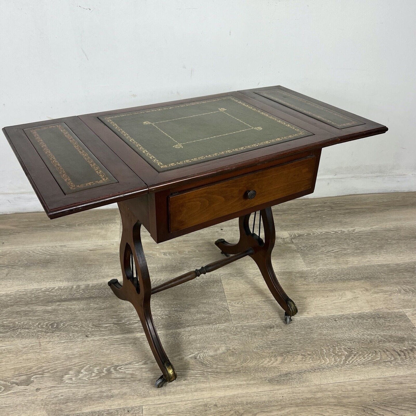 Tavolino tavolo antico da salotto basso in legno piano pelle con alette vintage Categoria  Tavoli - tavolinetti