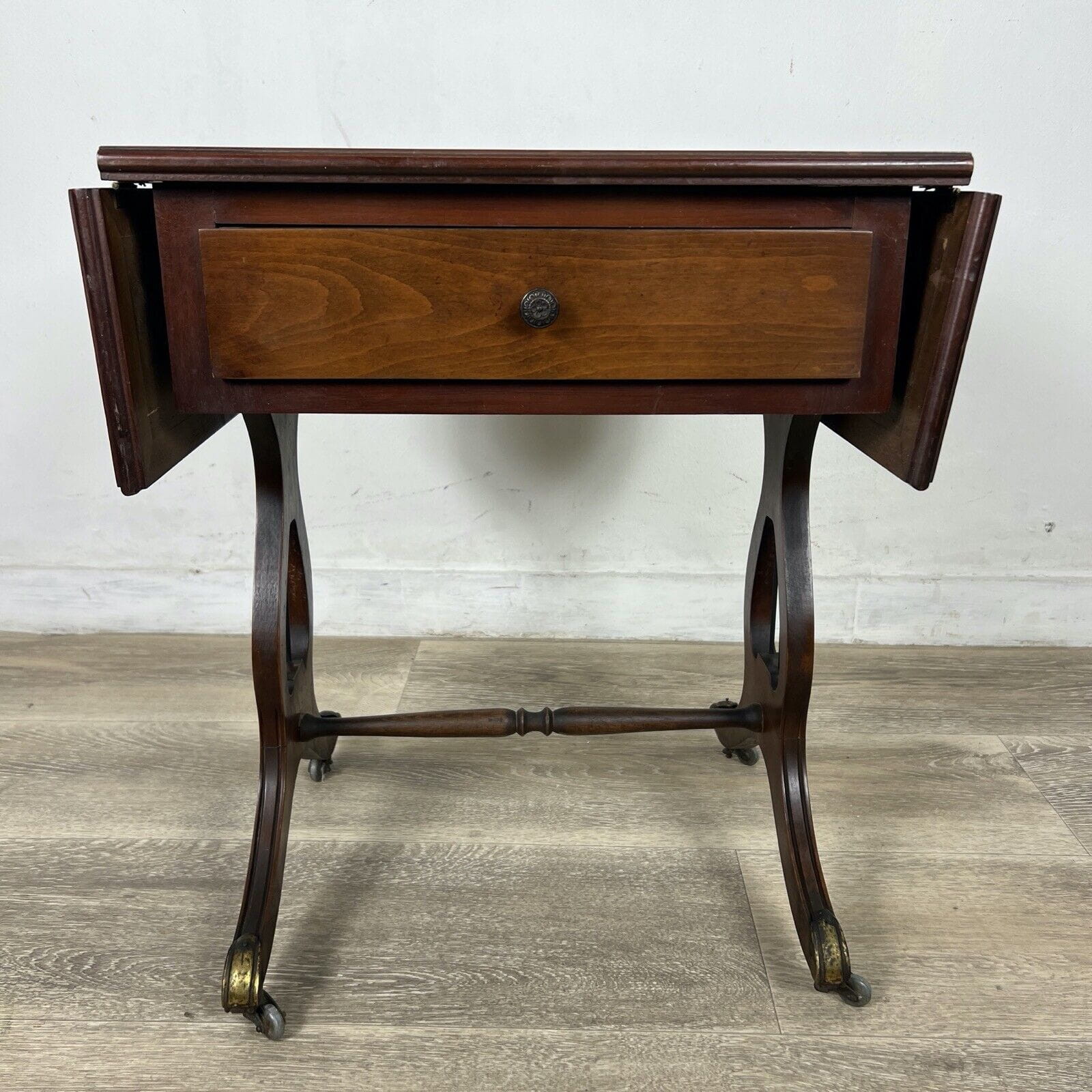 Tavolino tavolo antico da salotto basso in legno piano pelle con alette vintage Categoria  Tavoli - tavolinetti