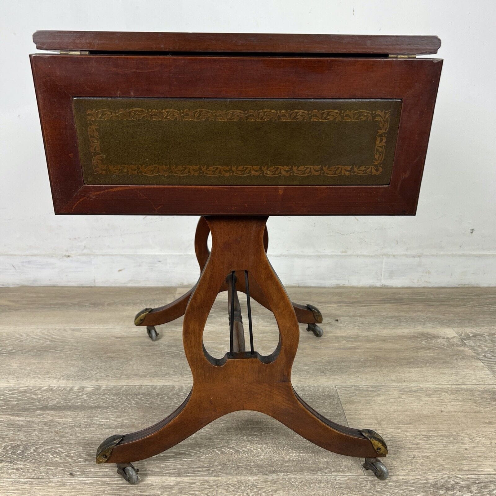 Tavolino tavolo antico da salotto basso in legno piano pelle con alette vintage Categoria  Tavoli - tavolinetti