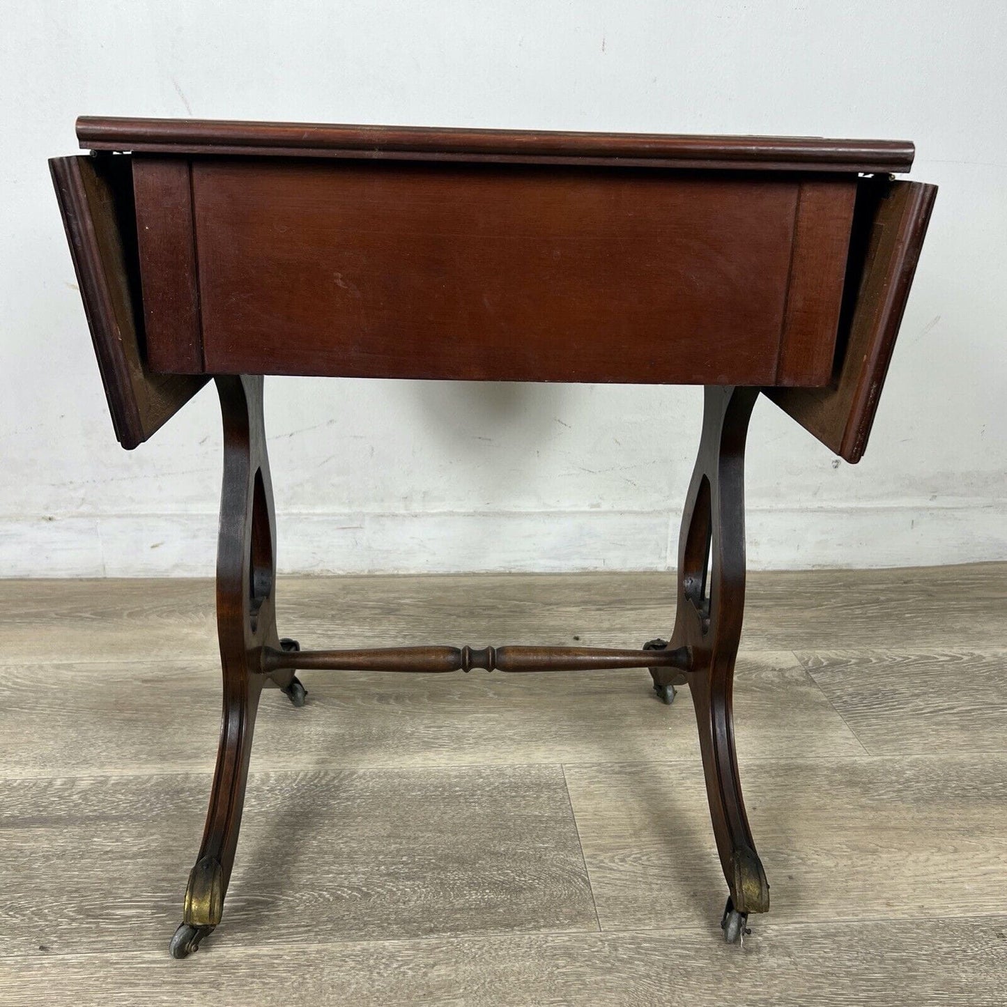 Tavolino tavolo antico da salotto basso in legno piano pelle con alette vintage Categoria  Tavoli - tavolinetti