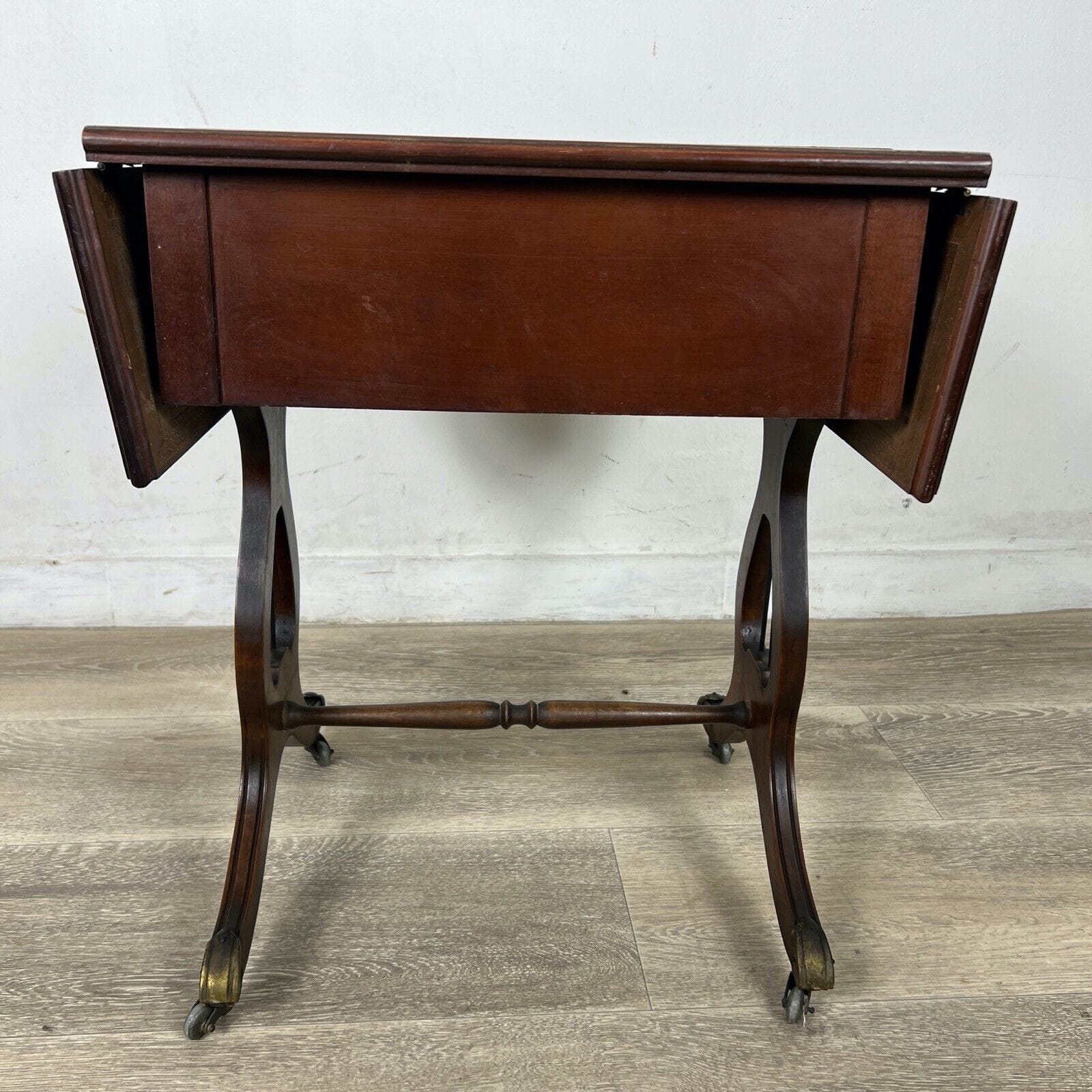 Tavolino tavolo antico da salotto basso in legno piano pelle con alette vintage Categoria  Tavoli - tavolinetti