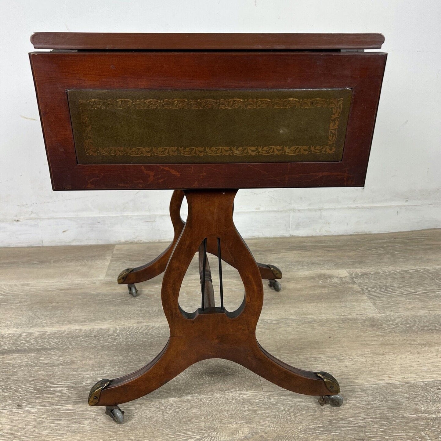 Tavolino tavolo antico da salotto basso in legno piano pelle con alette vintage Categoria  Tavoli - tavolinetti