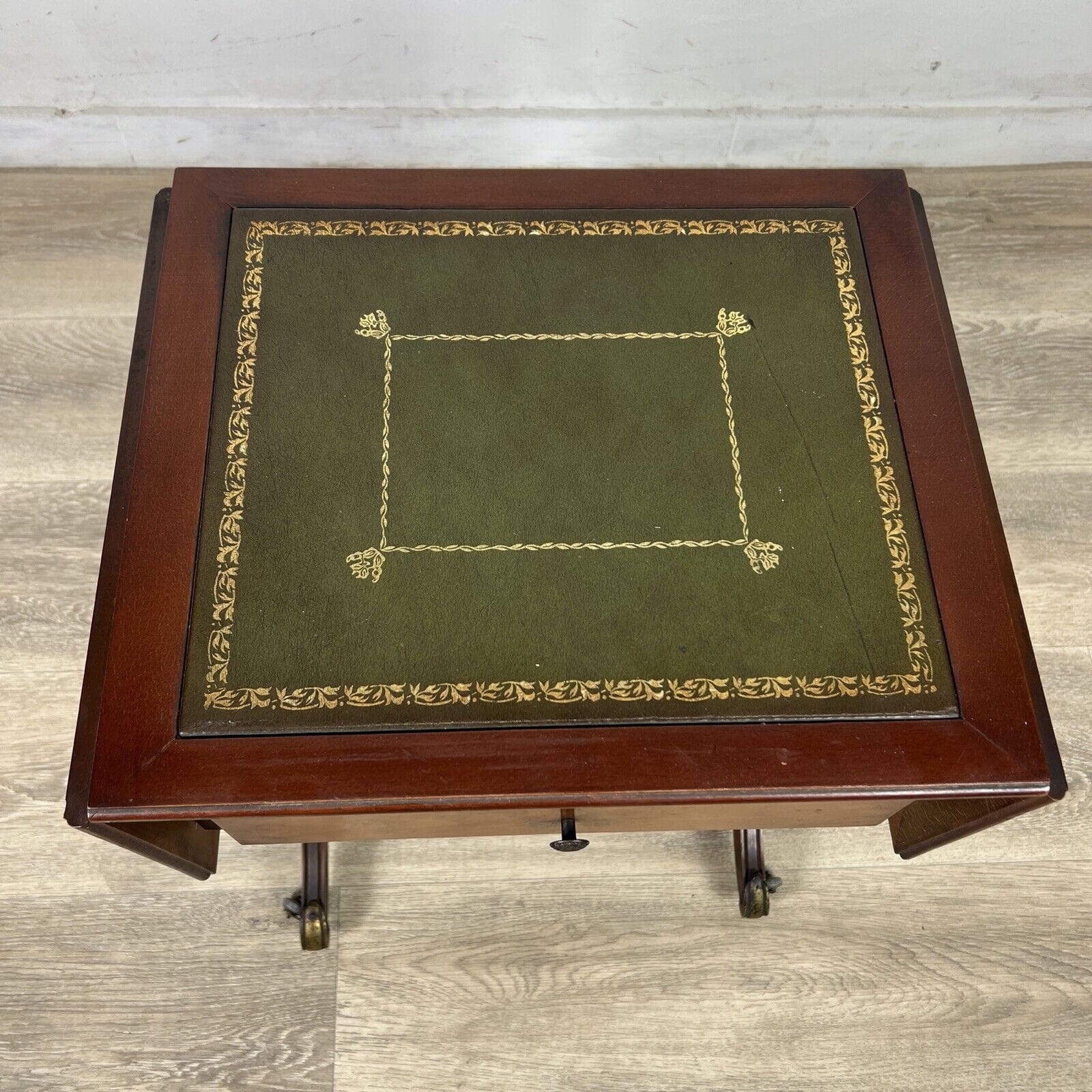 Tavolino tavolo antico da salotto basso in legno piano pelle con alette vintage Categoria  Tavoli - tavolinetti