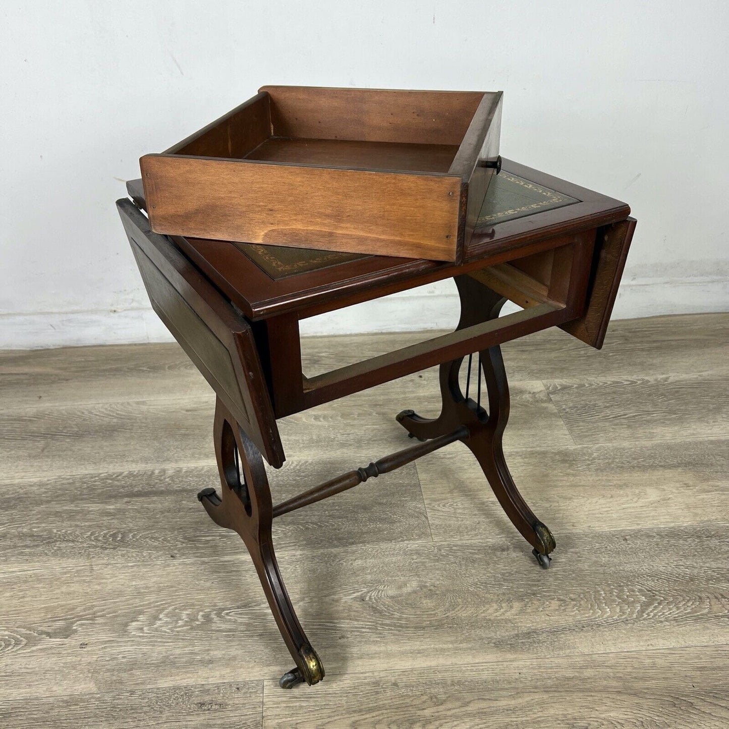 Tavolino tavolo antico da salotto basso in legno piano pelle con alette vintage Categoria  Tavoli - tavolinetti