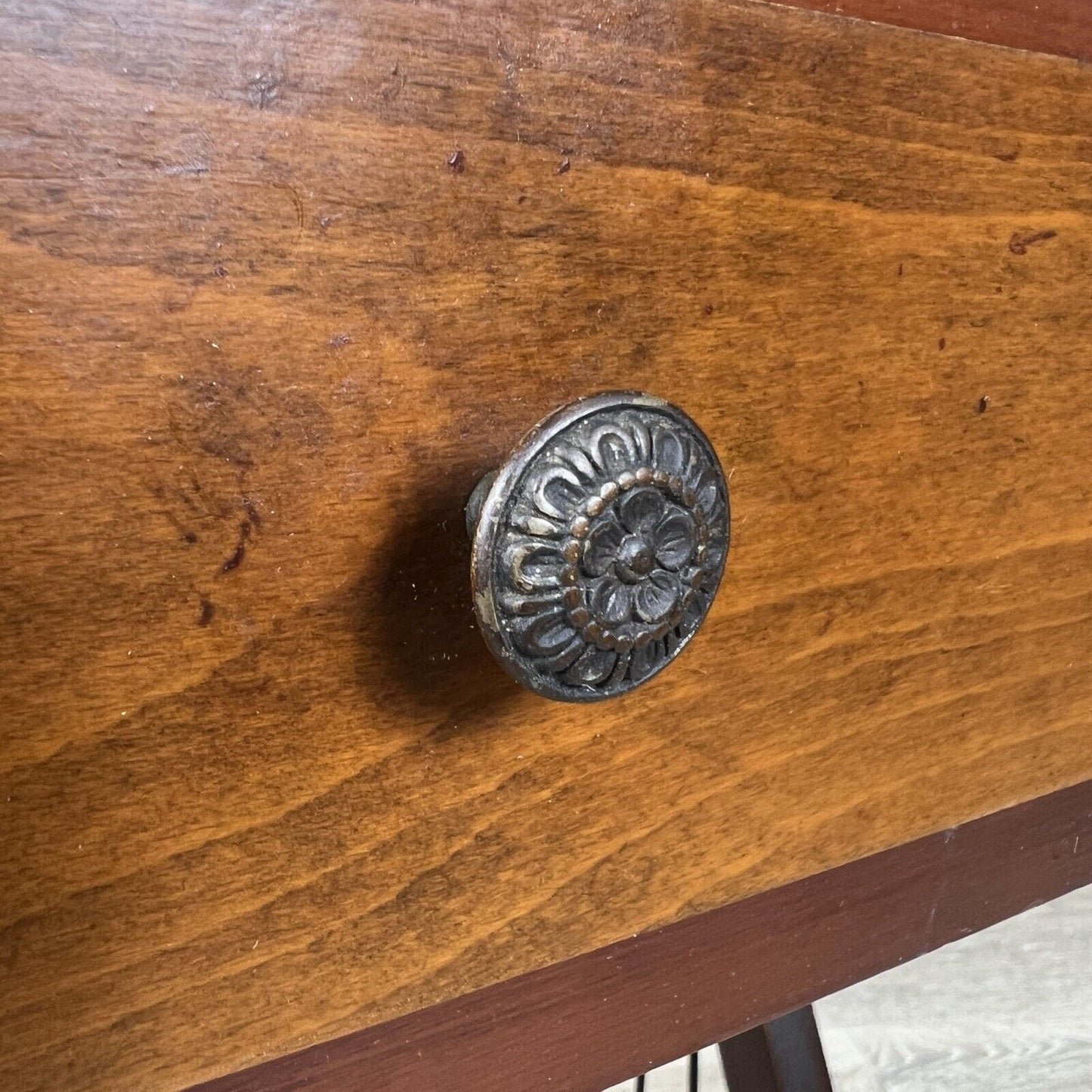 Tavolino tavolo antico da salotto basso in legno piano pelle con alette vintage Categoria  Tavoli - tavolinetti