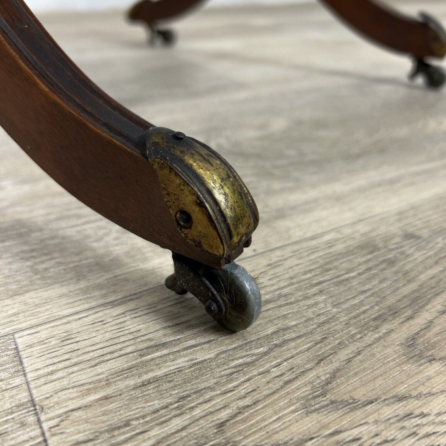 Tavolino tavolo antico da salotto basso in legno piano pelle con alette vintage Categoria  Tavoli - tavolinetti