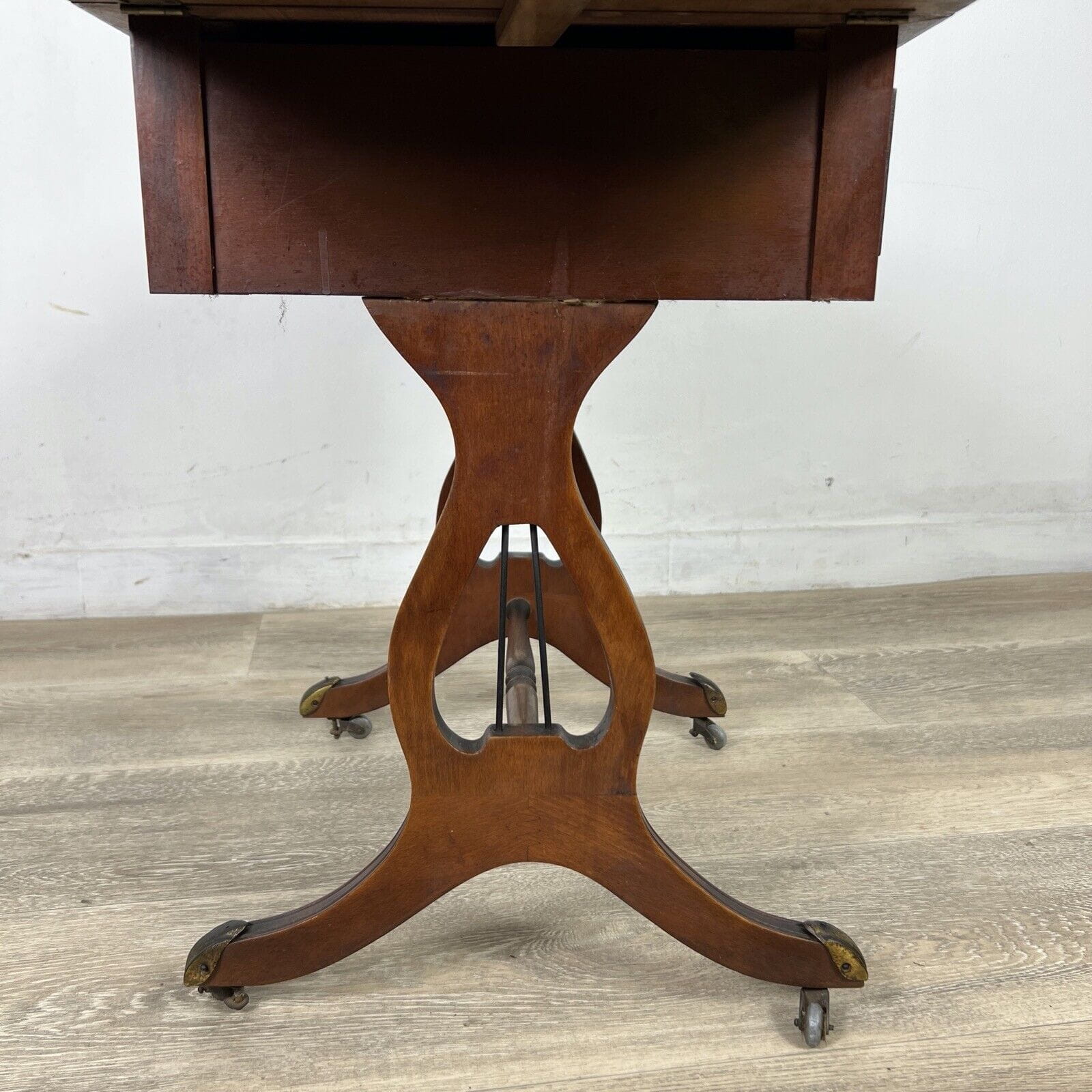 Tavolino tavolo antico da salotto basso in legno piano pelle con alette vintage Categoria  Tavoli - tavolinetti