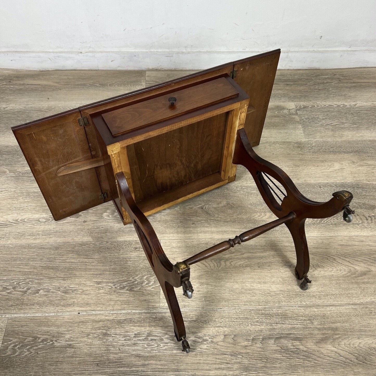 Tavolino tavolo antico da salotto basso in legno piano pelle con alette vintage Categoria  Tavoli - tavolinetti