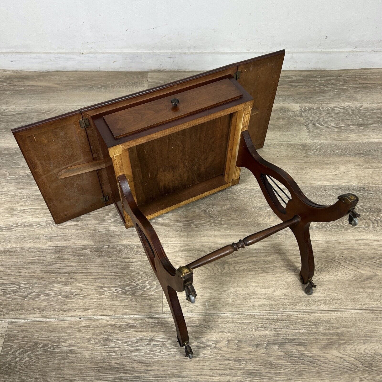 Tavolino tavolo antico da salotto basso in legno piano pelle con alette vintage Categoria  Tavoli - tavolinetti