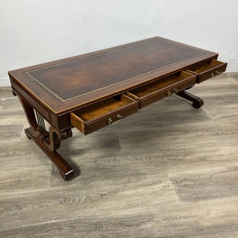 Tavolino tavolo antico da salotto basso in legno piano pelle per ufficio vintage Categoria  Tavoli - tavolinetti