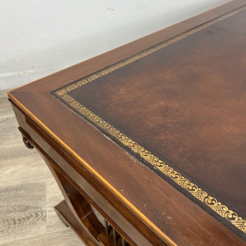 Tavolino tavolo antico da salotto basso in legno piano pelle per ufficio vintage Categoria  Tavoli - tavolinetti