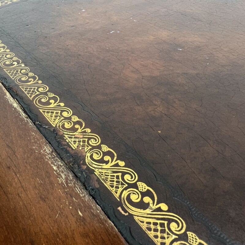 Tavolino tavolo antico da salotto basso in legno piano pelle per ufficio vintage Categoria  Tavoli - tavolinetti