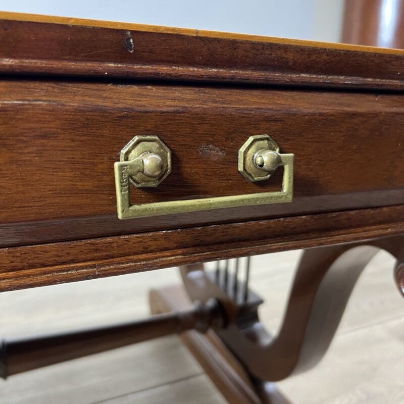 Tavolino tavolo antico da salotto basso in legno piano pelle per ufficio vintage Categoria  Tavoli - tavolinetti