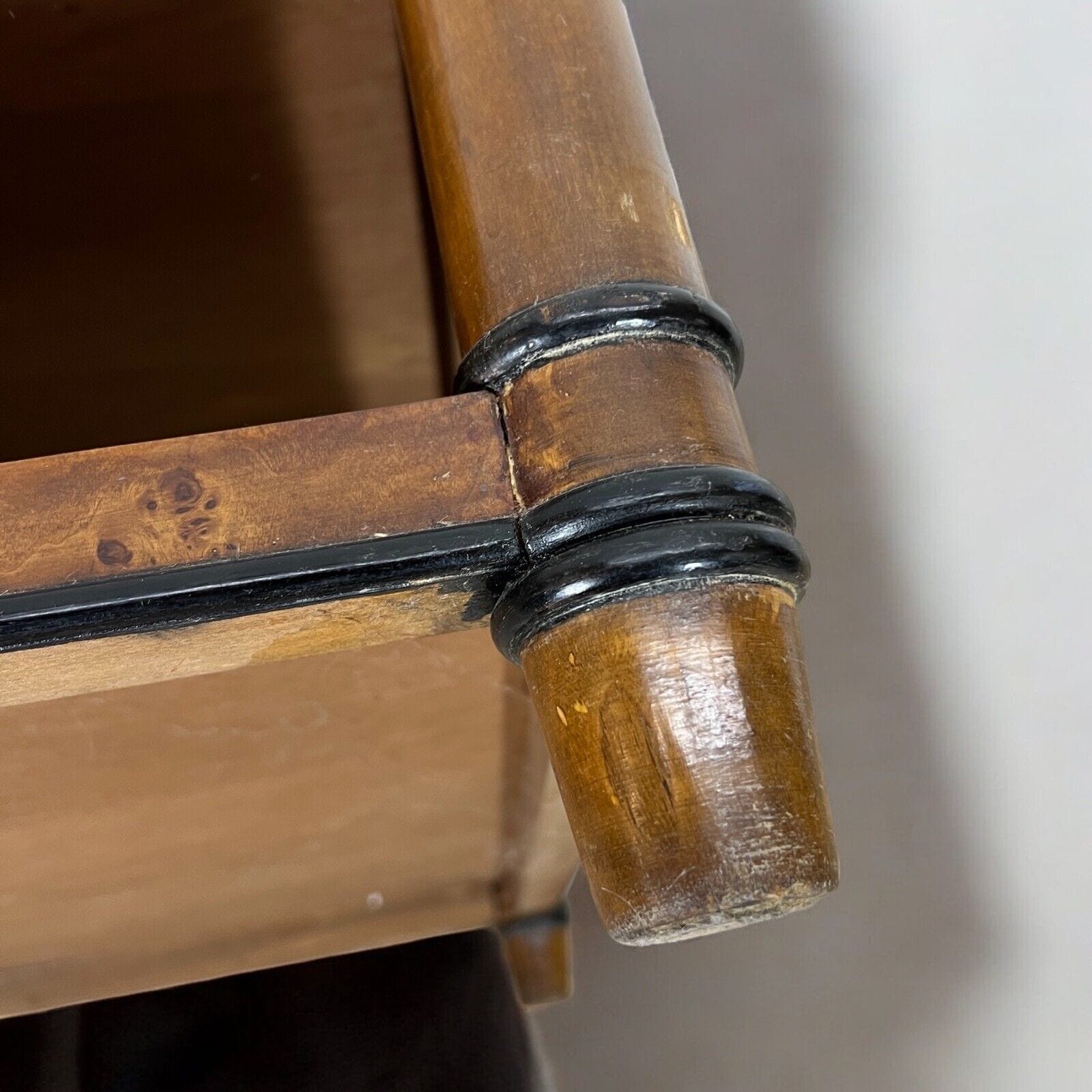 Tavolino tavolo antico da salotto basso In stile Art Deco piu ripiani Radica Categoria  Comodini