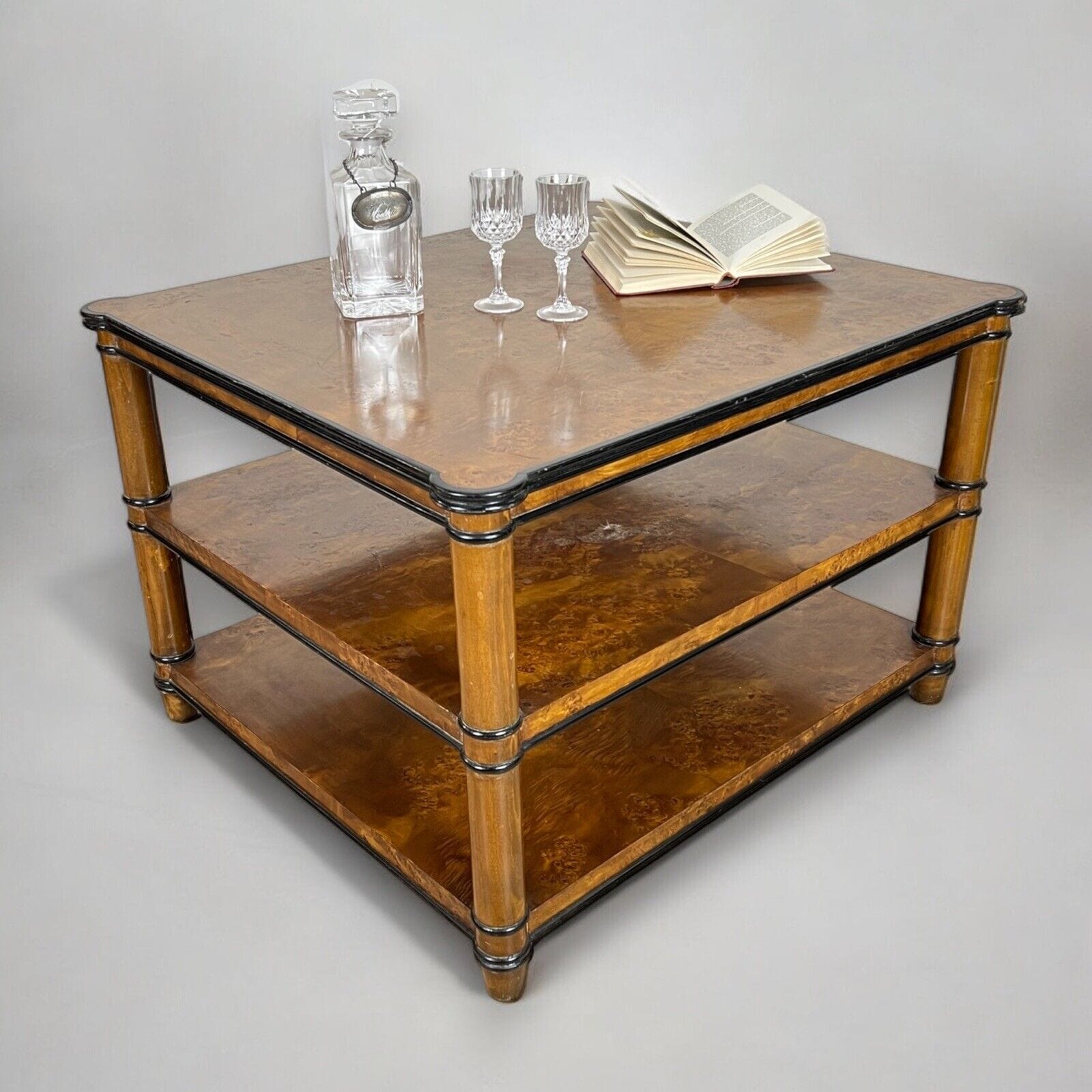 Tavolino tavolo antico da salotto basso In stile Art Deco piu ripiani Radica Categoria  Comodini