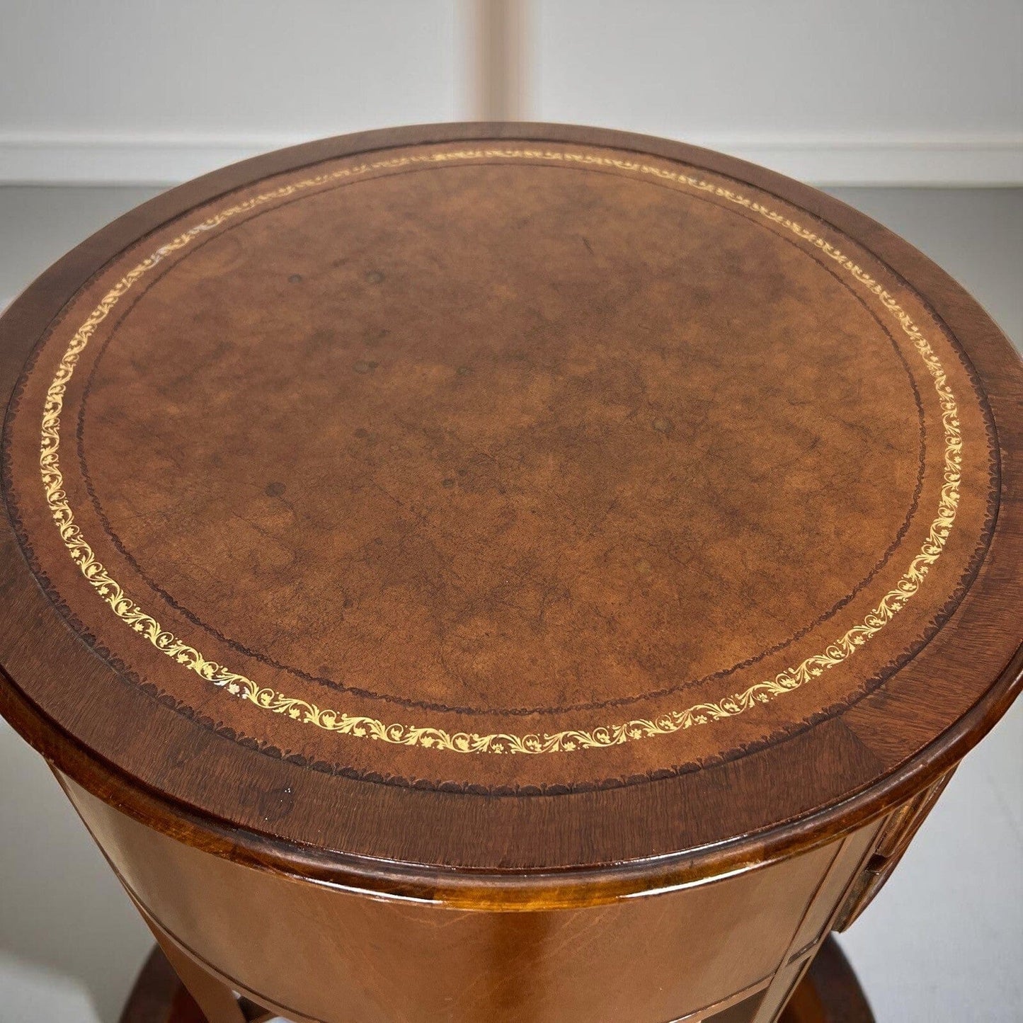 Tavolino Tavolo Rotondo stile Antico Comodino in legno piano pelle vintage Categoria Tavoli - tavolinetti