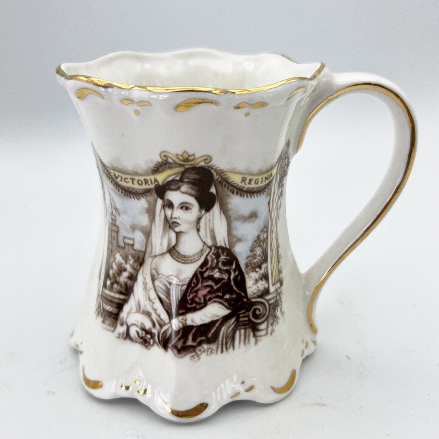Tazza Boccale Inglese da collezione Regina Vittoria Casa Reale commemorativa '80 Categoria Arte e antiquariato:Porcellana e ceramica:Altro porcellana e ceramica