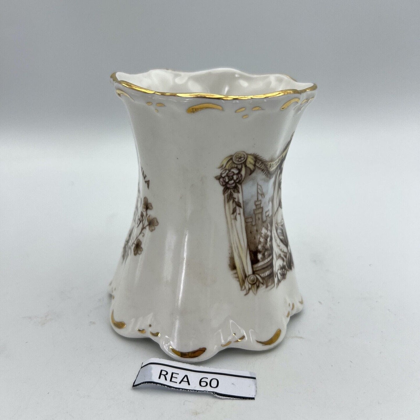 Tazza Boccale Inglese da collezione Regina Vittoria Casa Reale commemorativa '80 Categoria Arte e antiquariato:Porcellana e ceramica:Altro porcellana e ceramica