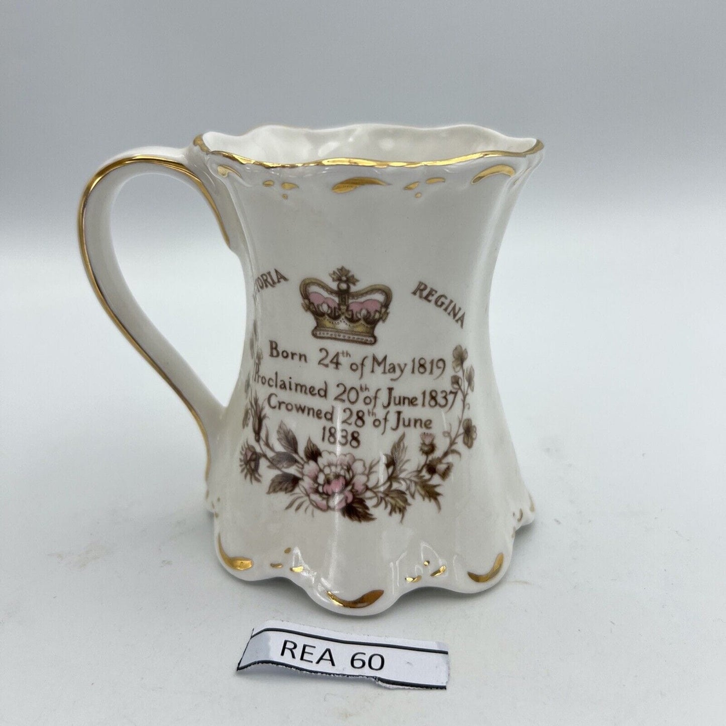 Tazza Boccale Inglese da collezione Regina Vittoria Casa Reale commemorativa '80 Categoria Arte e antiquariato:Porcellana e ceramica:Altro porcellana e ceramica