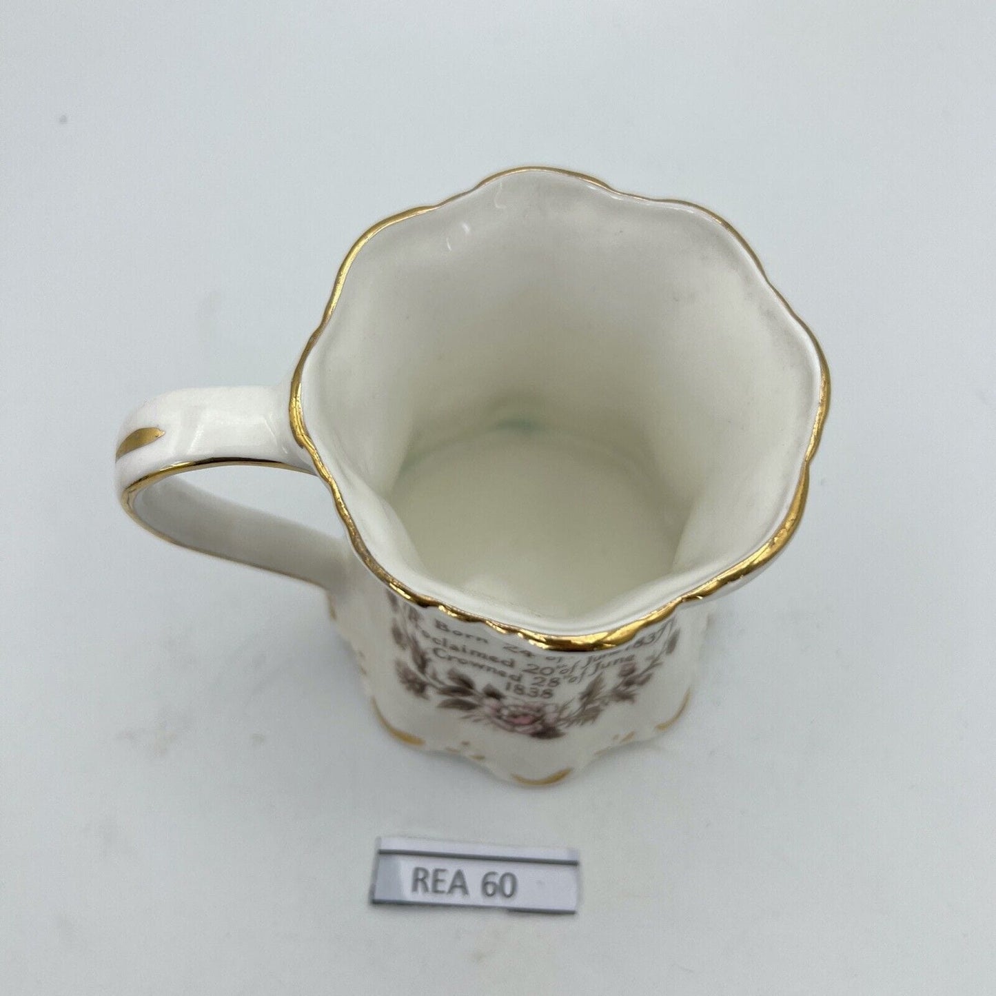 Tazza Boccale Inglese da collezione Regina Vittoria Casa Reale commemorativa '80 Categoria Arte e antiquariato:Porcellana e ceramica:Altro porcellana e ceramica