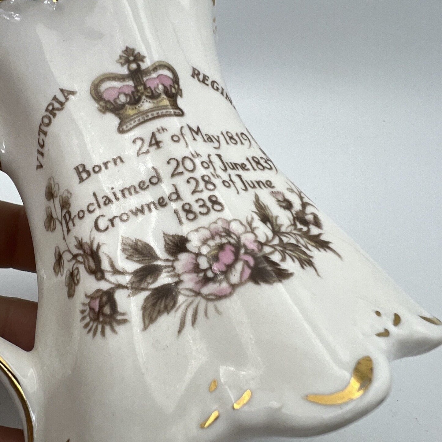 Tazza Boccale Inglese da collezione Regina Vittoria Casa Reale commemorativa '80 Categoria Arte e antiquariato:Porcellana e ceramica:Altro porcellana e ceramica