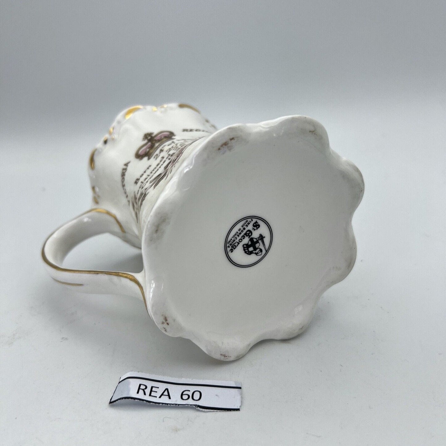 Tazza Boccale Inglese da collezione Regina Vittoria Casa Reale commemorativa '80 Categoria Arte e antiquariato:Porcellana e ceramica:Altro porcellana e ceramica