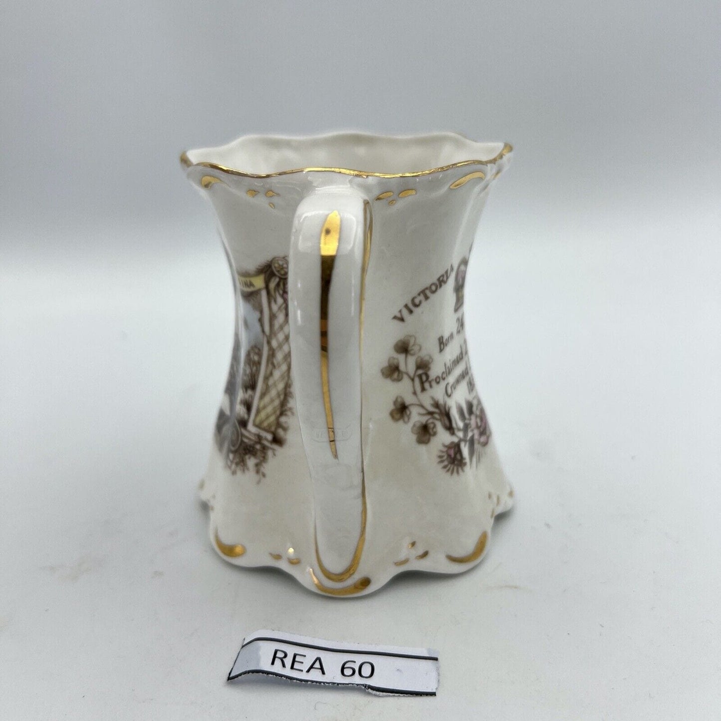 Tazza Boccale Inglese da collezione Regina Vittoria Casa Reale commemorativa '80 Categoria Arte e antiquariato:Porcellana e ceramica:Altro porcellana e ceramica
