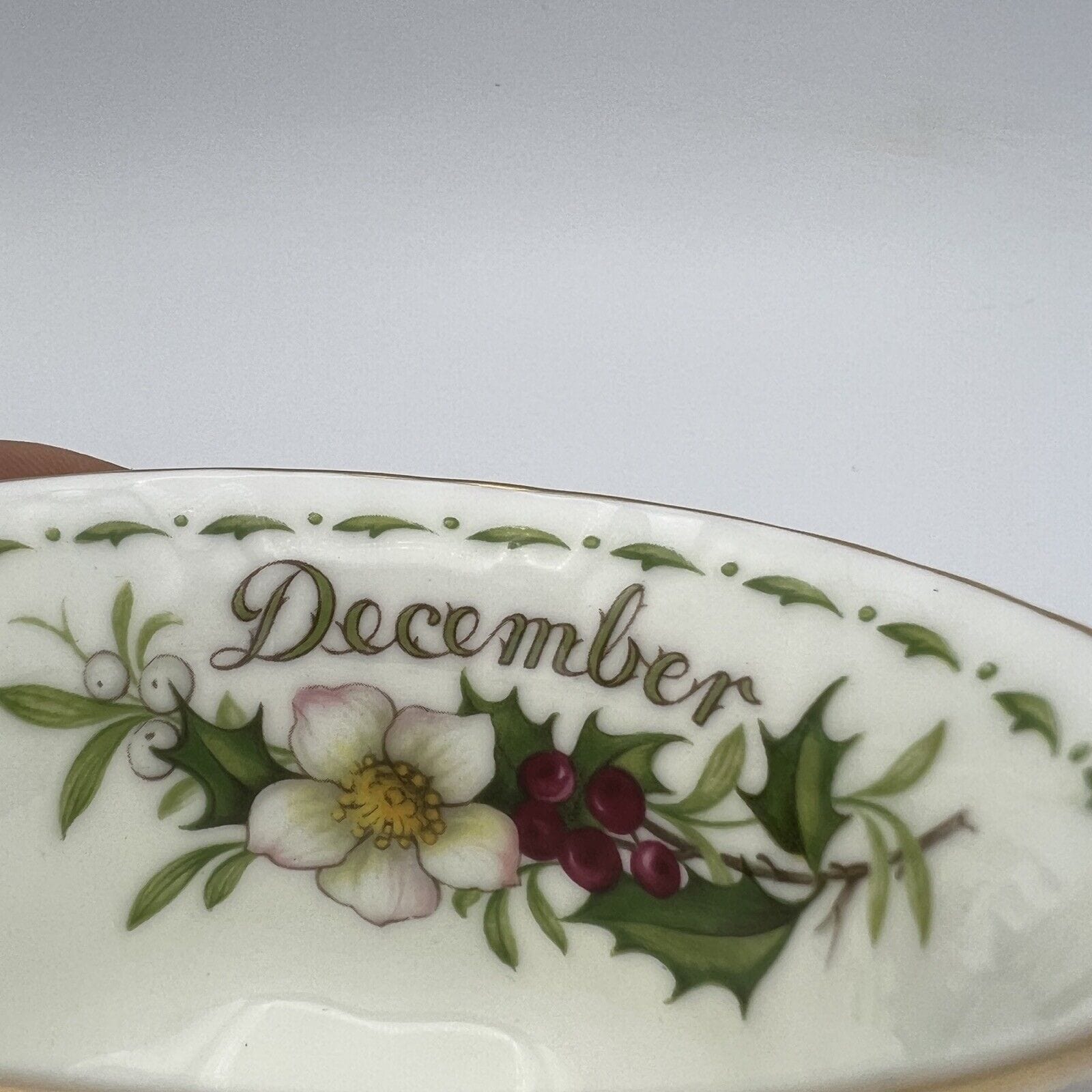 Tazza da tè The TRIO  in porcellana Royal Albert con mese inglese DICEMBRE 1970 Categoria  Servizio tazze - Tazze