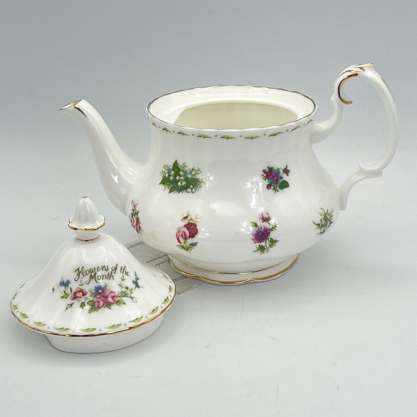 Teiera in porcellana Royal Albert con mesi Flower of the month 1984 servizio the Categoria  Servizio tazze - Tazze