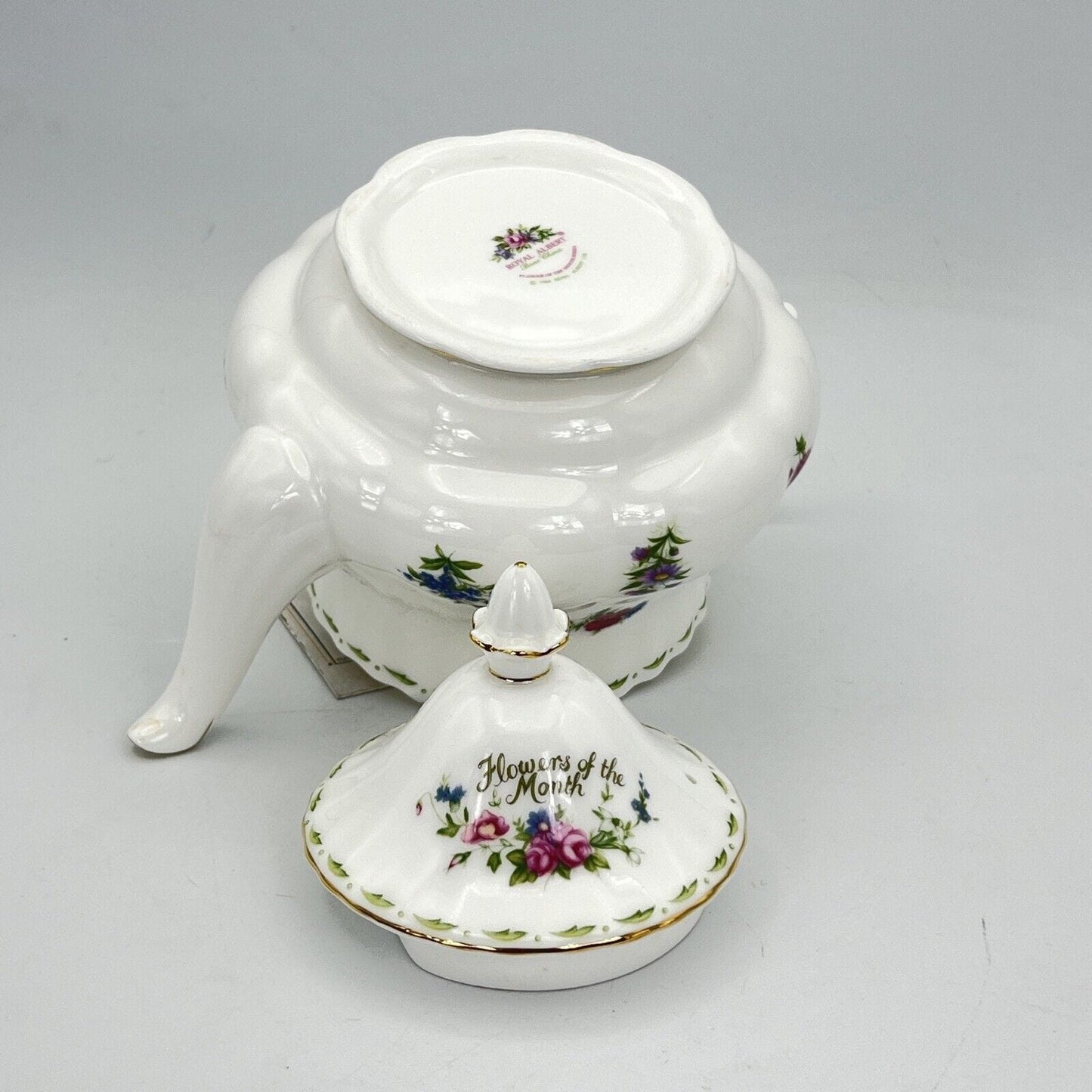 Teiera in porcellana Royal Albert con mesi Flower of the month 1984 servizio the Categoria Servizio tazze - Tazze
