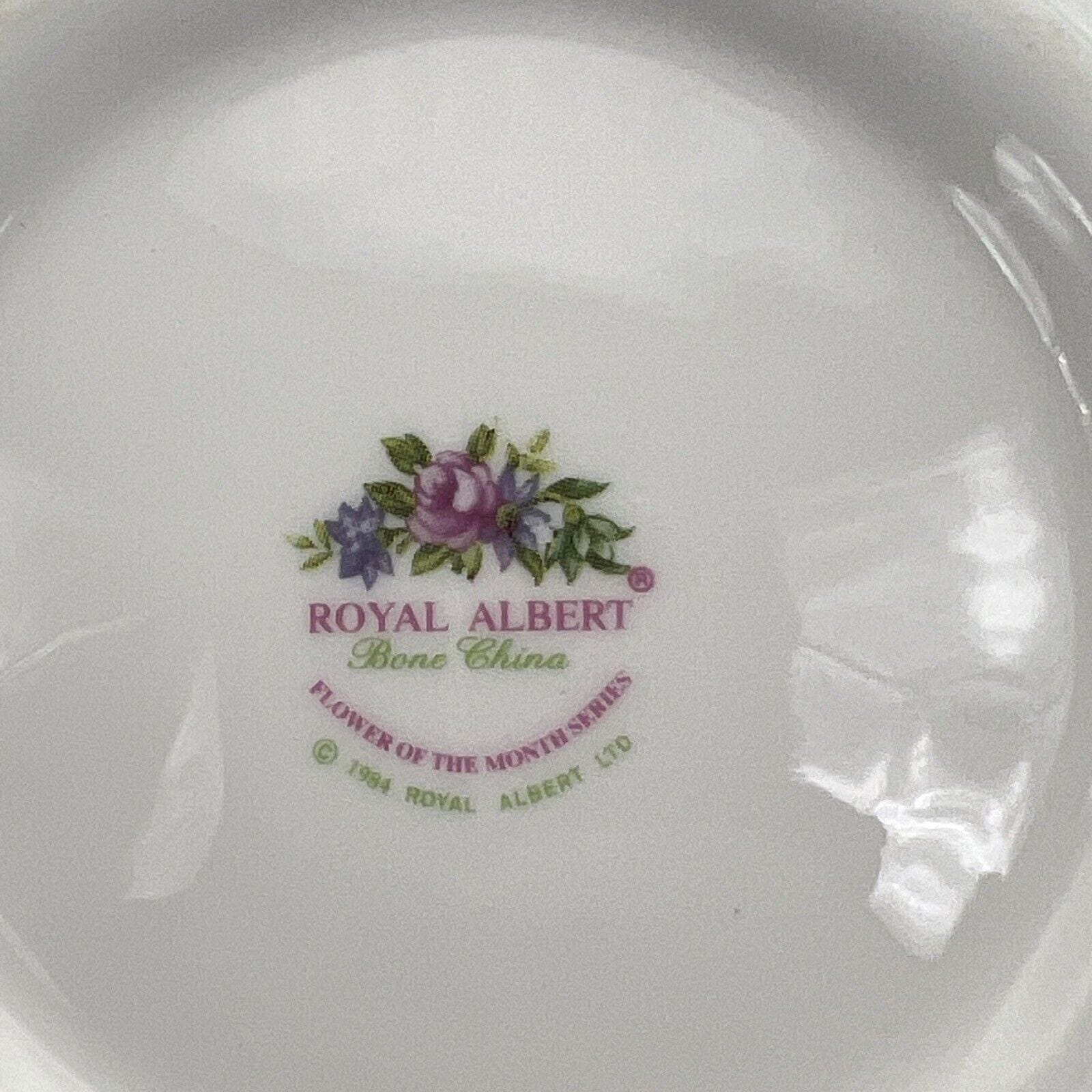 Teiera in porcellana Royal Albert con mesi Flower of the month 1984 servizio the Categoria  Servizio tazze - Tazze