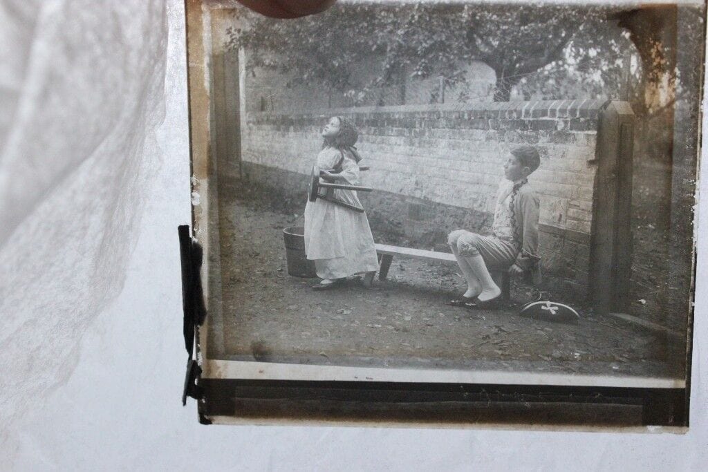 TRE LASTRE ANTICHE IN VETRO X LANTERNA MAGICA SOGGETTO BAMBINI - Categoria Attrezzi e Strumenti