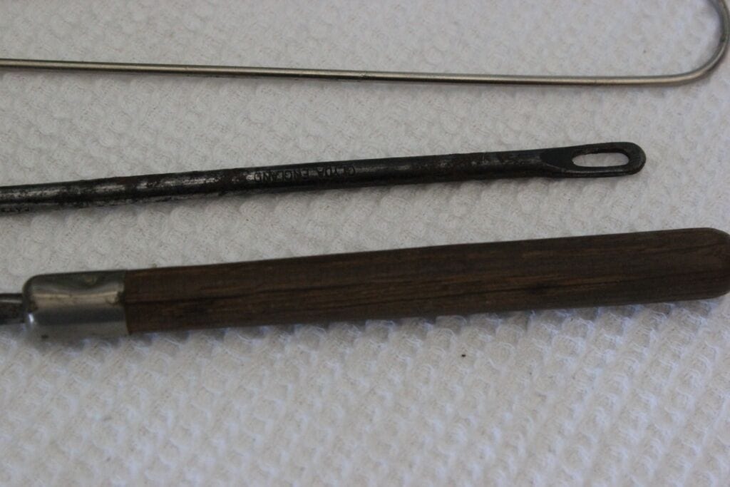 UNCINETTO ANTICO A CHIUSURA PER TAPPETI AGO D'EPOCA X MATERASSO SPILLONE BALIA Categoria Attrezzi e Strumenti