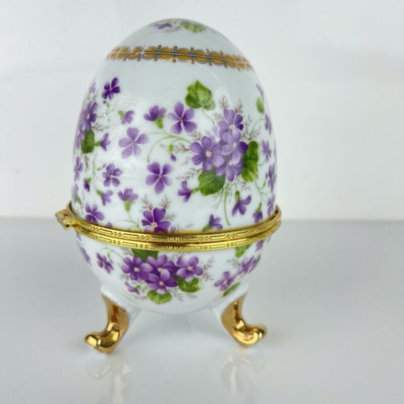 Uovo da Collezione in Porcellana bianca Viole ceramica portagioie stile Faberge'