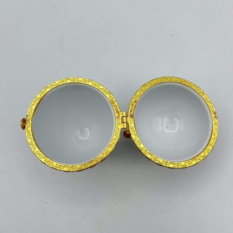 Uovo da Collezione in Porcellana bianca Viole ceramica portagioie stile Faberge' Categoria Altro
