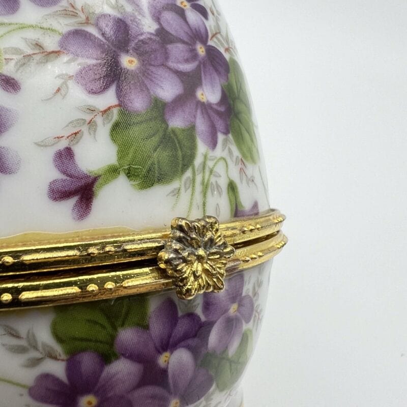 Uovo da Collezione in Porcellana bianca Viole ceramica portagioie stile Faberge' Categoria Altro