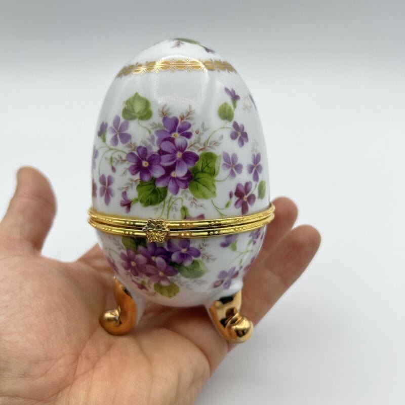 Uovo da Collezione in Porcellana bianca Viole ceramica portagioie stile Faberge' Categoria Altro