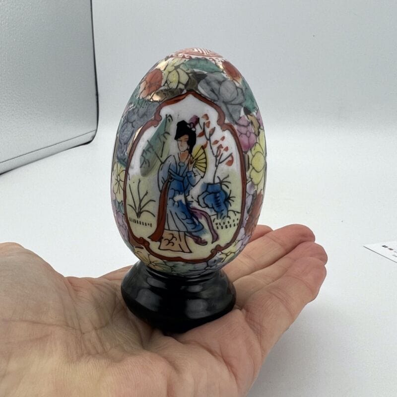 Uovo da collezione vintage in ceramica di Arte Cinese decorato dipinto a mano Categoria  Ceramiche e Porcellane