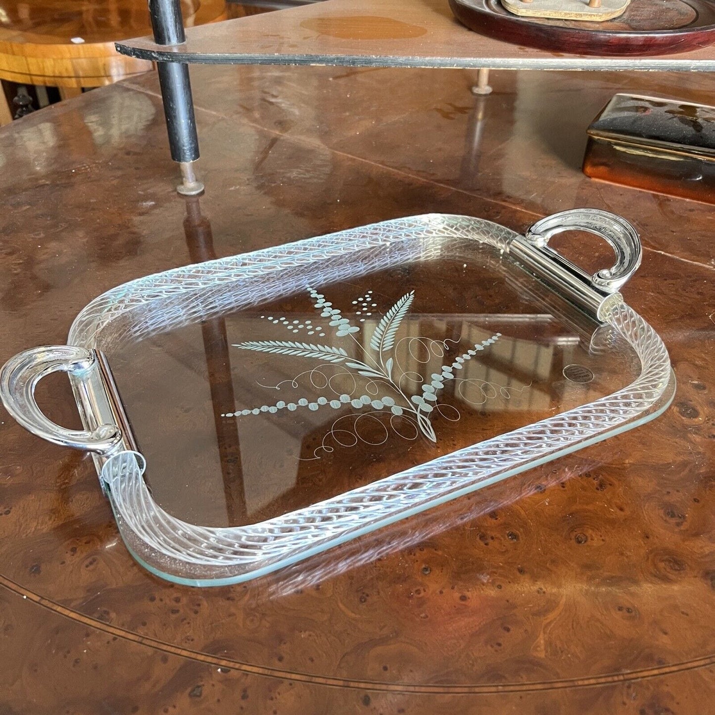 Vassoio da portata in vetro di Murano inciso e metallo cromato rettangolare Categoria Vassoi