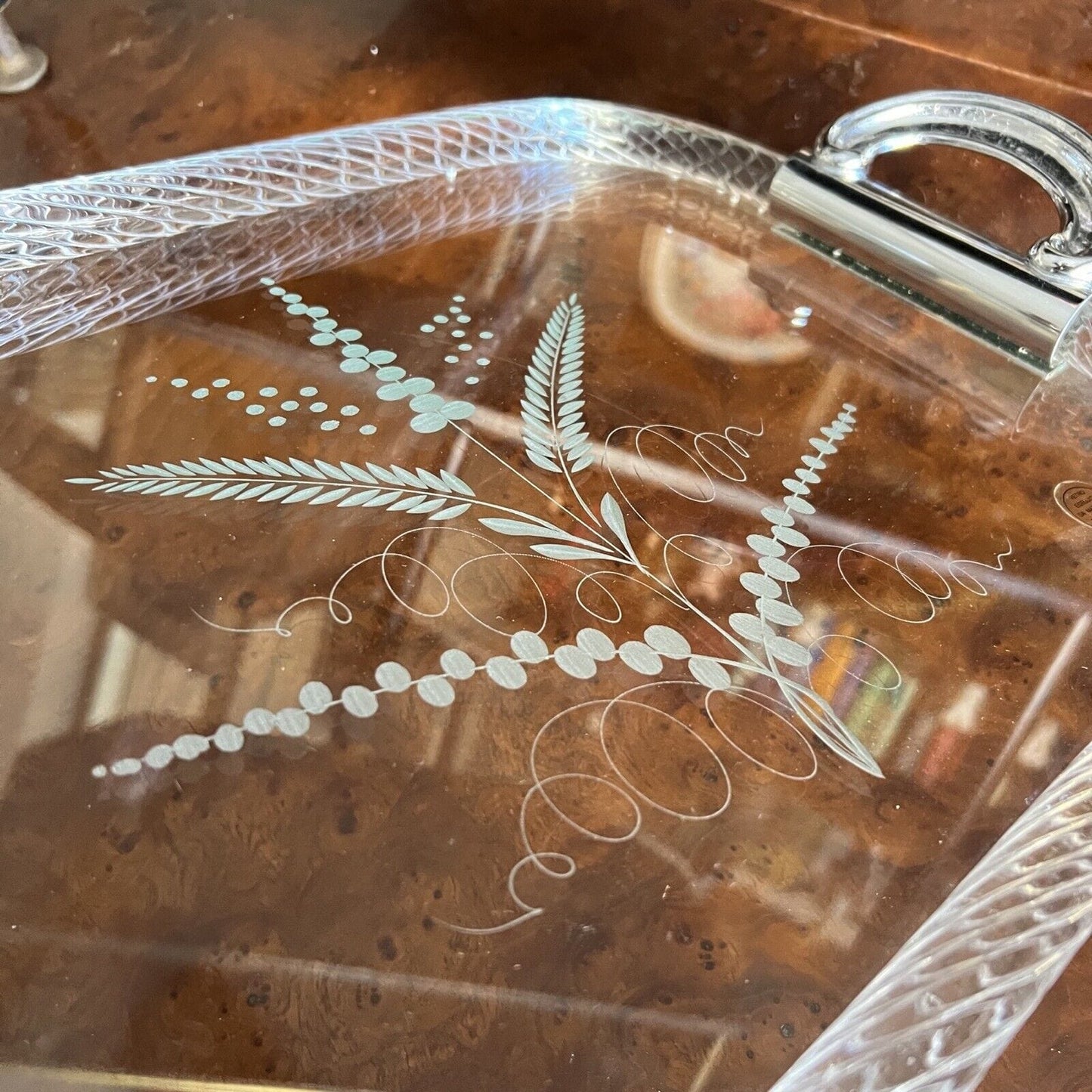 Vassoio da portata in vetro di Murano inciso e metallo cromato rettangolare Categoria Vassoi
