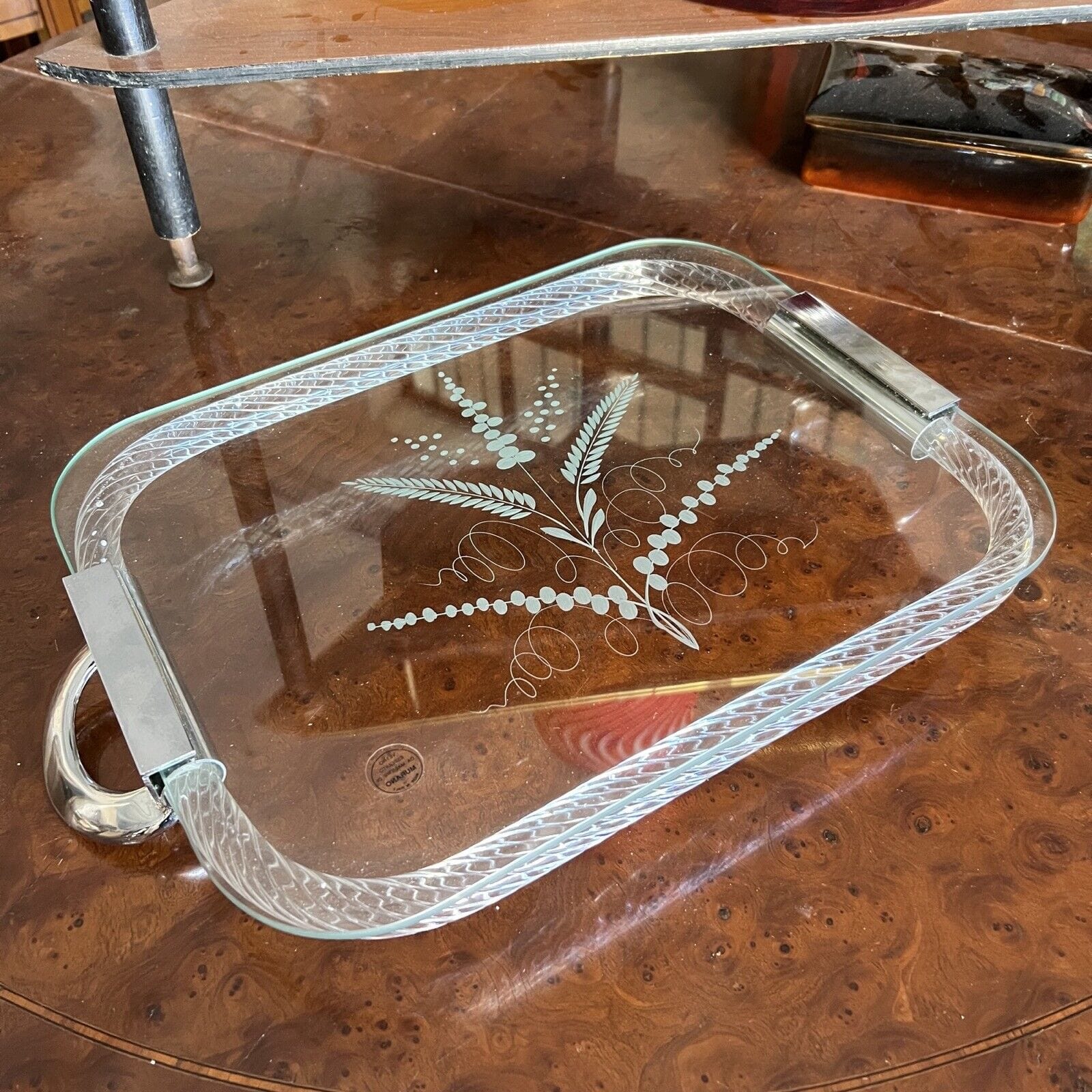 Vassoio da portata in vetro di Murano inciso e metallo cromato rettangolare Categoria  Vassoi