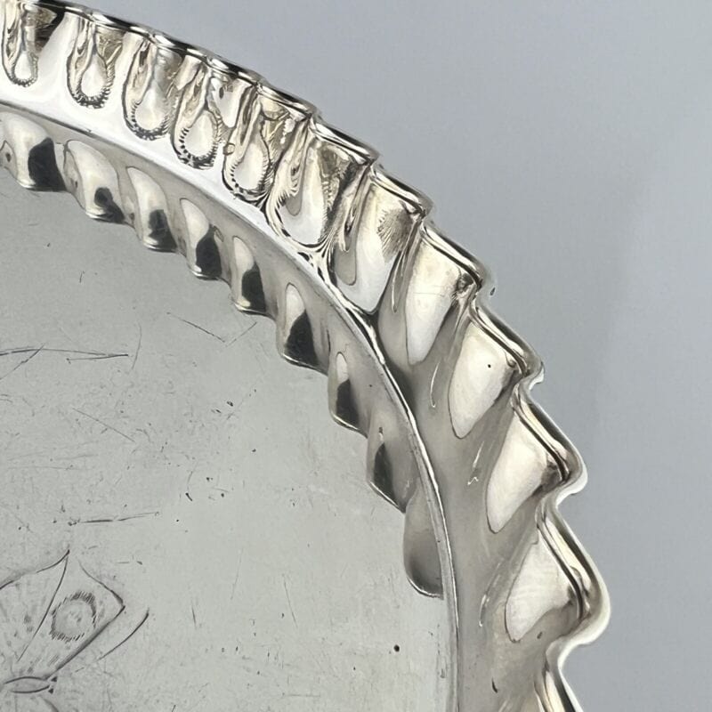 Vassoio in argento sheffield antico silver plated rotondo da tavola con piedini Categoria Sheffield & Argento