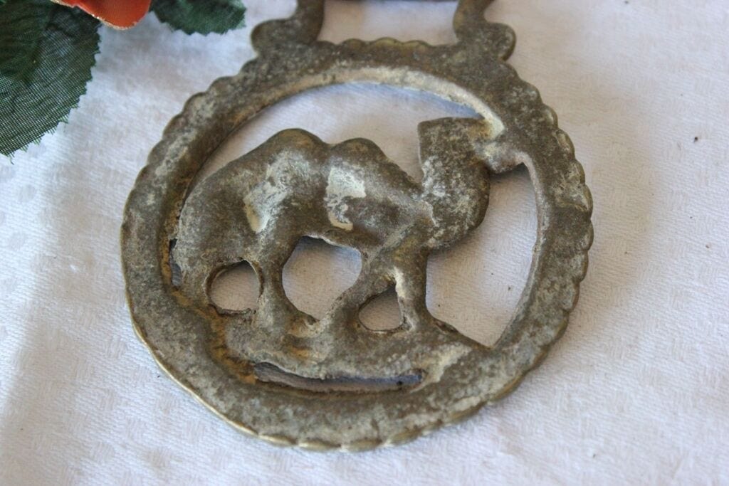 VECCHIO ORNAMENTO  IN OTTONE PER CAVALLO DA COLLEZIONE /OLD  HORSE BRASS Categoria  Ottone