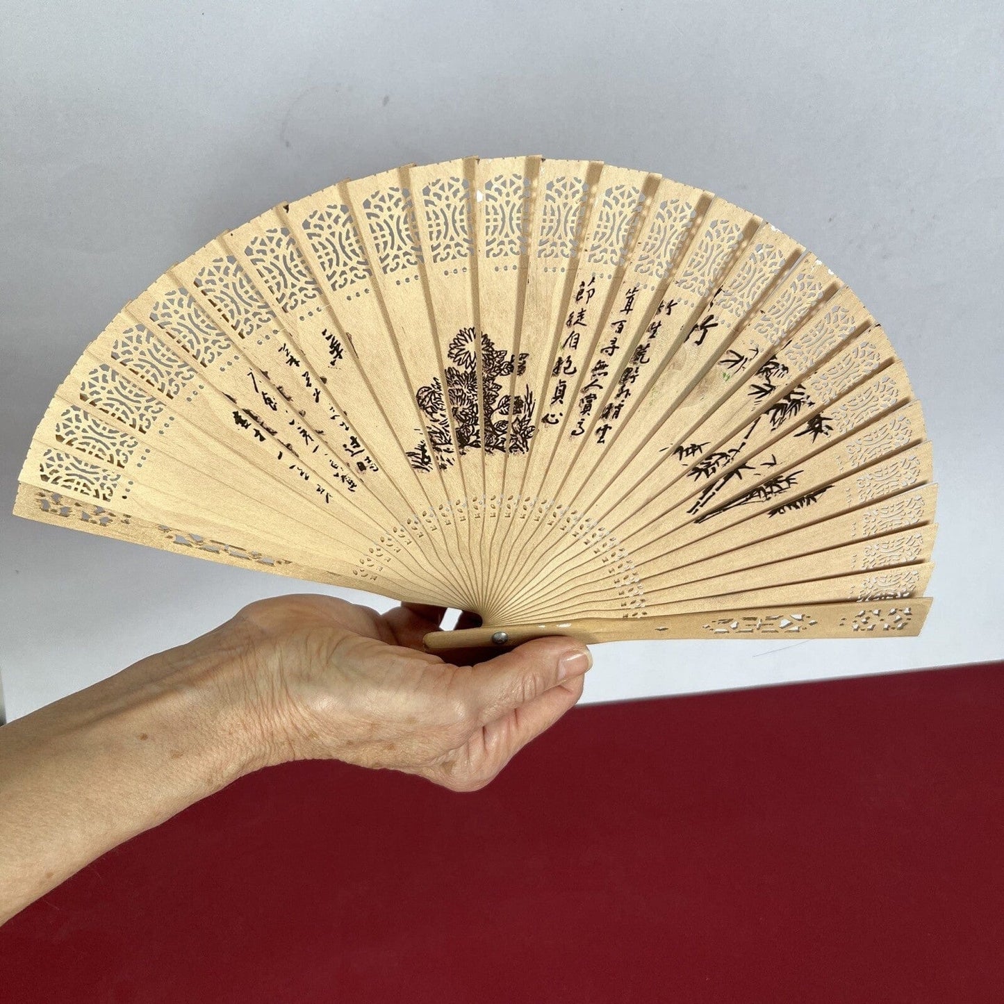Ventaglio Cinese vintage per signora in legno naturale traforato dipinto a mano Categoria Ventagli
