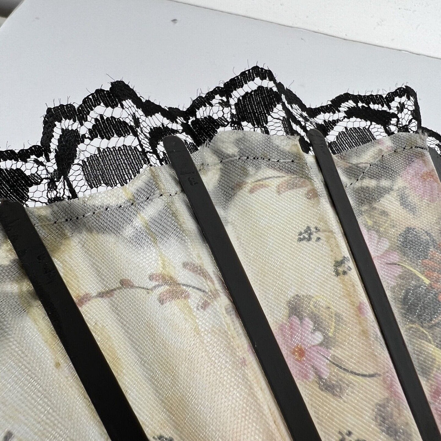 Ventaglio giapponese vintage pieghevole per signora in stoffa dipinto merletto Categoria Ventagli