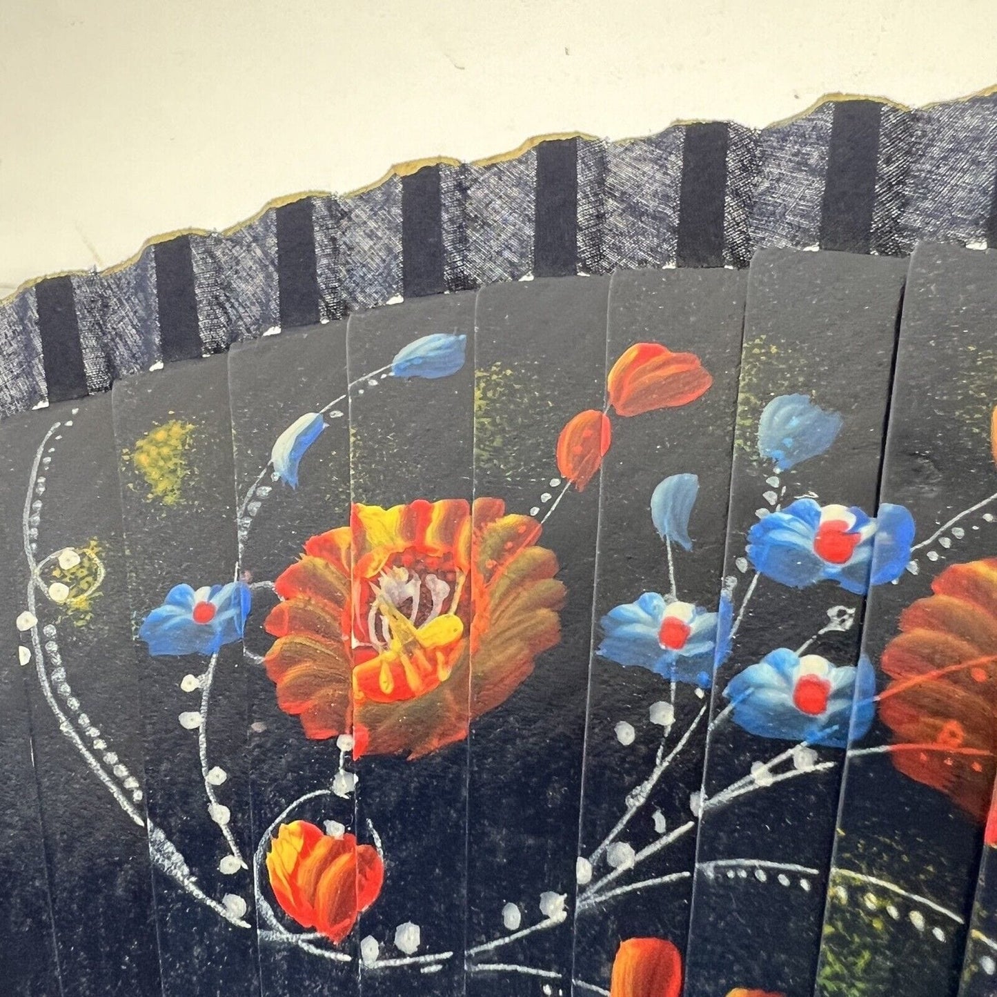 Ventaglio vintage pieghevole Blu per da signora in legno dipinto fiori e stoffa Categoria Ventagli