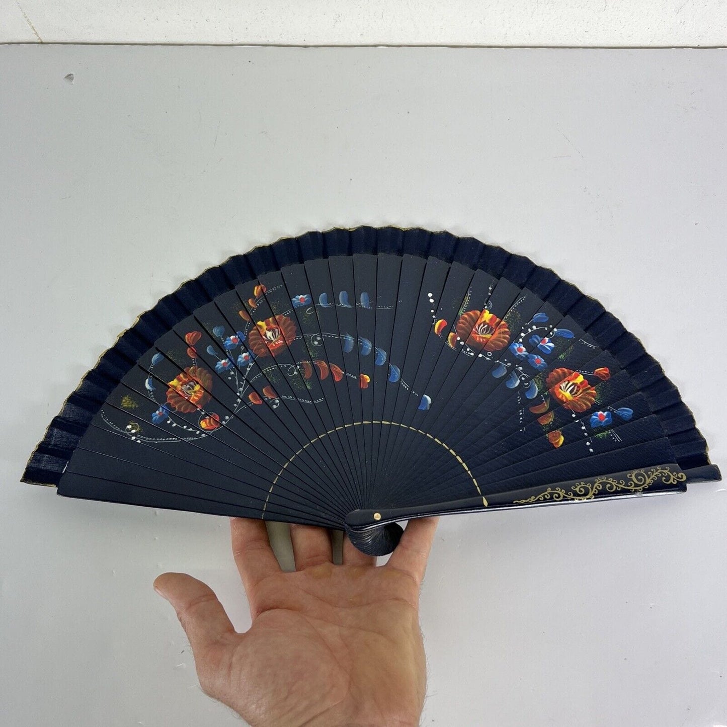 Ventaglio vintage pieghevole Blu per da signora in legno dipinto fiori e stoffa Categoria Ventagli