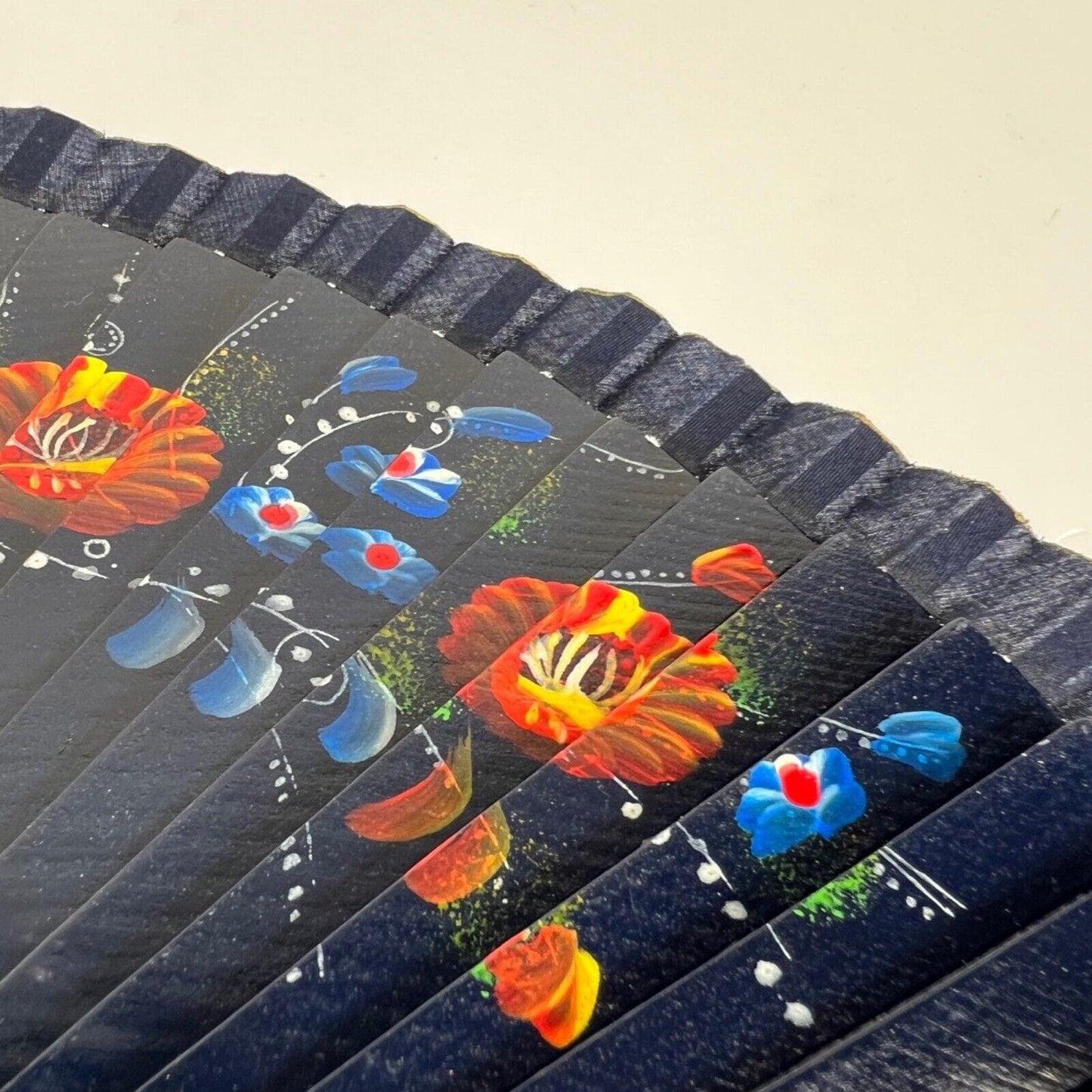 Ventaglio vintage pieghevole Blu per da signora in legno dipinto fiori e stoffa Categoria Ventagli