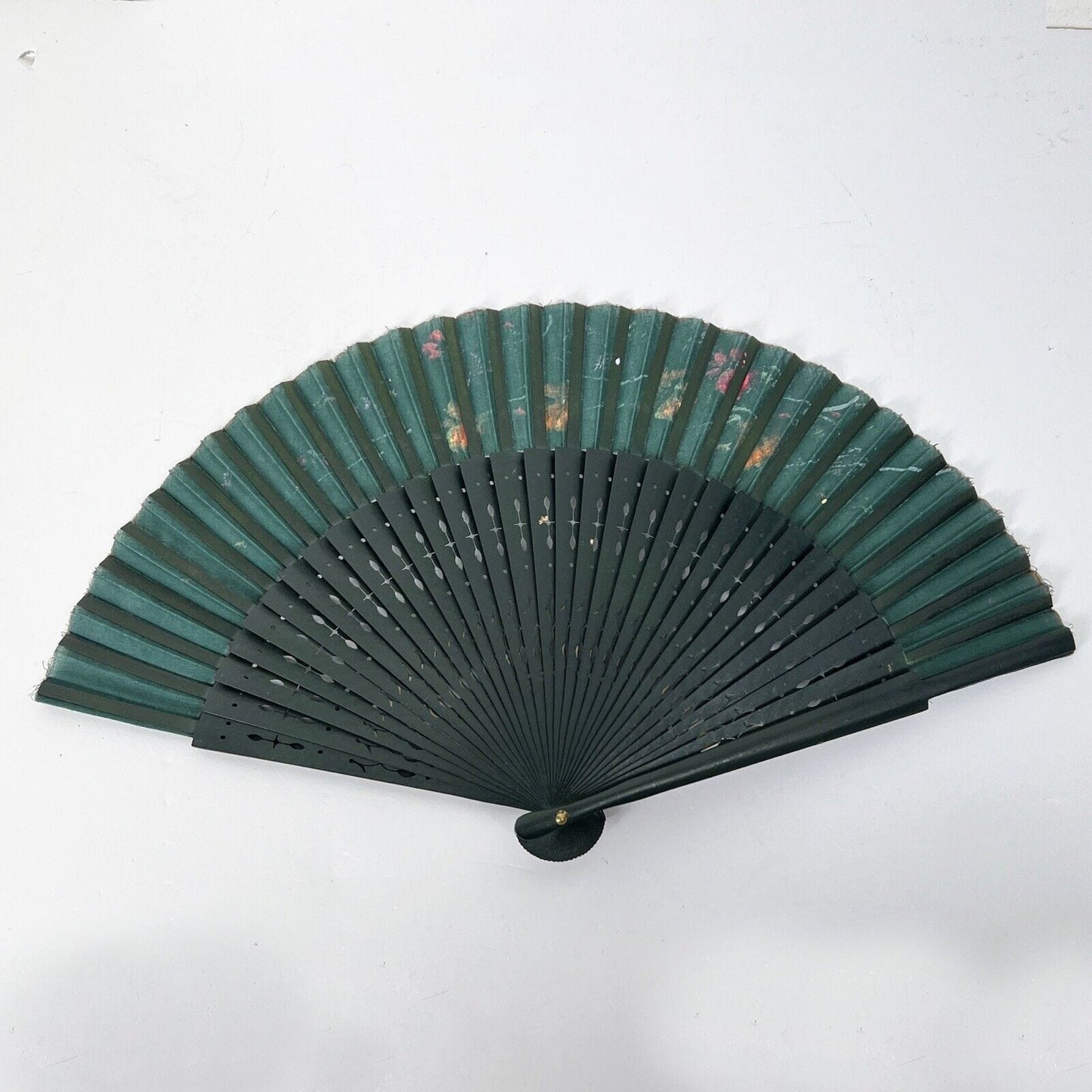 Ventaglio vintage Spagnolo in legno traforato e dipinto a mano tessuto verde Categoria Ventagli