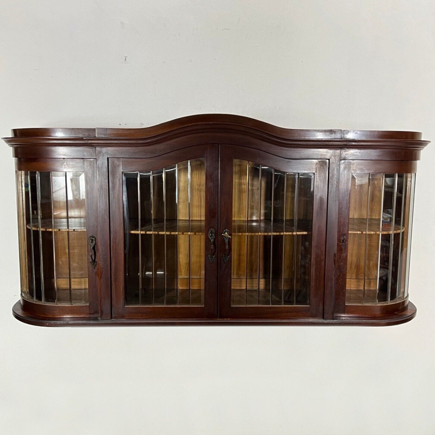 Vetrina d'epoca a sospensione in legno cristalliera Antica stile liberty anni 30 Categoria Vetrine